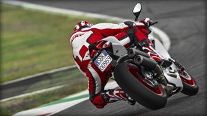 SBK-959-Panigale_2016_Amb-07_1920x1080.mediagallery_output_image_[1920x1080]