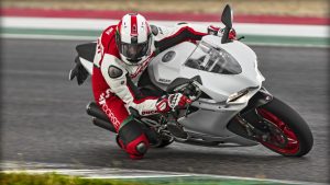 SBK-959-Panigale_2016_Amb-12_1920x1080.mediagallery_output_image_[1920x1080]